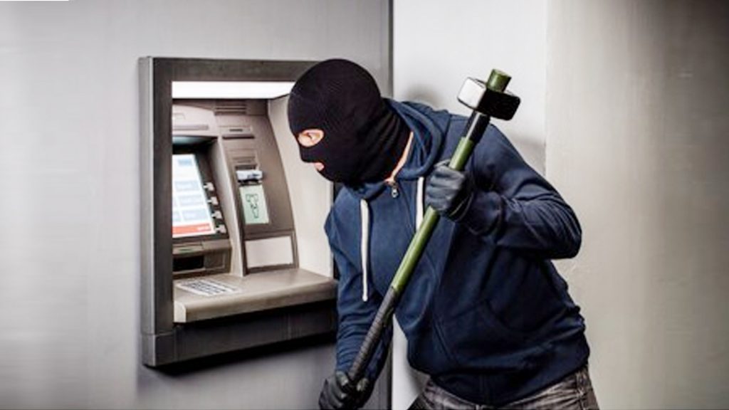 बैंकको एटिएम फोड्दै गरेको अवस्थामा पक्राउ